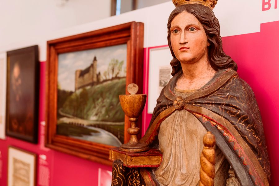 Noch bis Ende August läuft die Jubiläumsausstellung „KMW 95 – Objekte des Kreismuseums Wewelsburg“ im Burgsaal der Wewelsburg. Der Eintritt ist frei. (Foto Lina Loos ©Kreismuseum Wewelsburg)